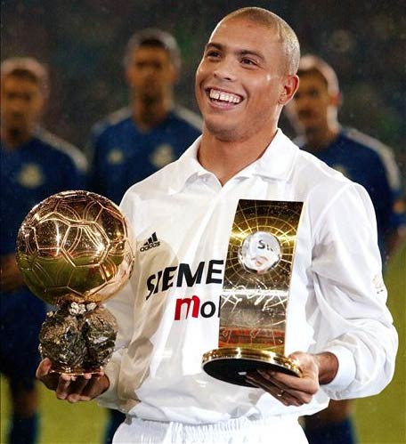 Ronaldo được xem là một trong những tiền đạo vĩ đại nhất trong kỷ nguyên bóng đá hiện đại. Huyền thoại người Brazil đã hai lần lên ngôi ở World Cup và hai lần giành Quả bóng Vàng FIFA.