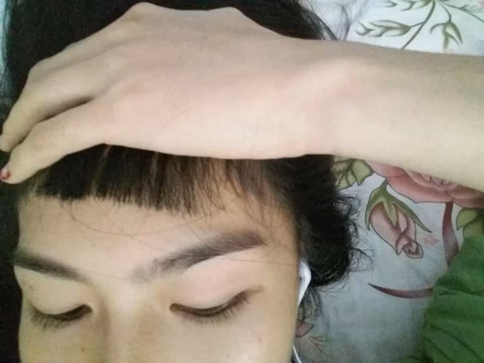 Phải nói dối mẹ là vì tóc dính kẹo cao su nên con phải cắt để không bị chửi hết đường về nhà.