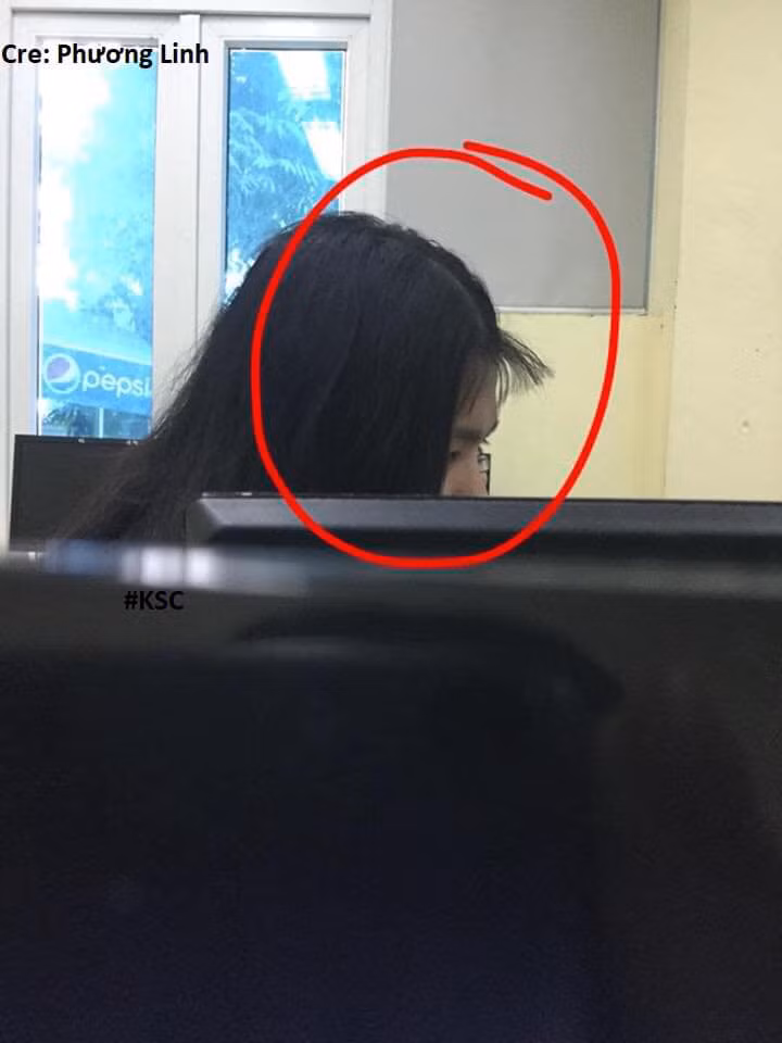  Tóc mái là một yếu tố có thể khiến gương mặt con gái trở nên khác biệt hơn, xinh xắn hơn, nữ tính hơn. Tuy nhiên, nhiều cô nàng vì tiếc tiền ra hàng đã tự tay mình "xử" và trở thành trò cười cho CĐM.