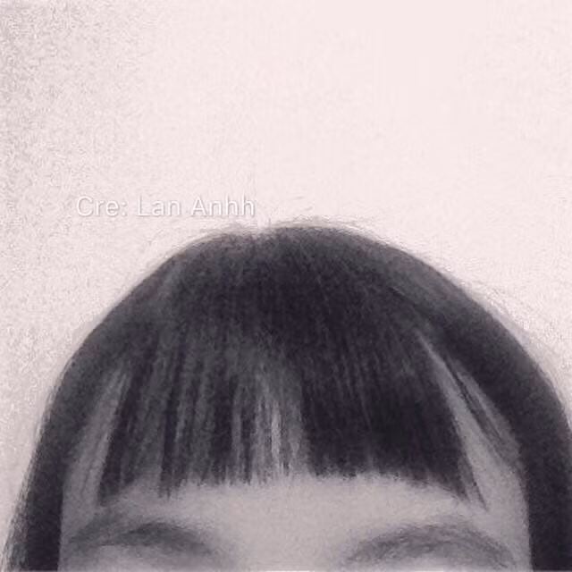 Quả tóc mái đặc biệt khiến bạn nhìn hài hước như một bức tranh biếm họa.