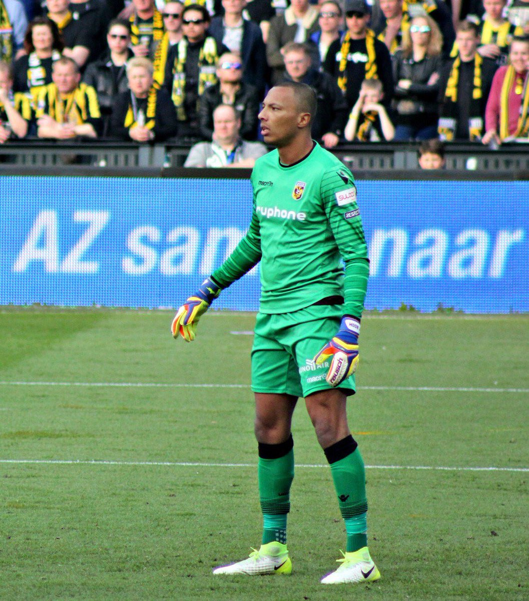 Eloy Room là là thủ môn số 1 của ĐT Curacao. Hiện anh đang thuộc biên chế của CLB PSV Eindhoven (đang chơi tại giải VĐQG Hà Lan).