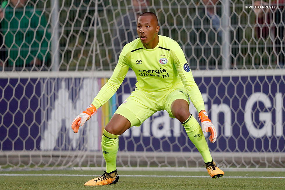 Với chiều cao ấn tượng 1m90, Eloy Room chẳng khác nào một "người khổng lồ" trước khung thành ĐTQG Curacao