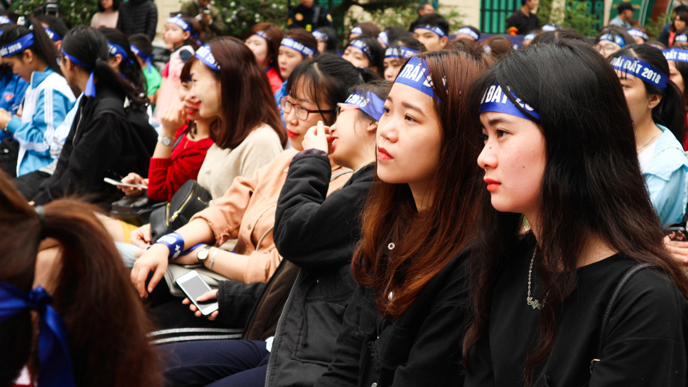 Một số hoạt động trong Chiến dịch Giờ Trái đất 2018 gồm các Đại sứ giao lưu với học sinh, sinh viên tại Hà Nội, đi bộ hưởng ứng chiến dịch, dán poster, tờ rơi hưởng ứng chiến dịch, nhảy flashmob, âm nhạc và trực tiếp nghi thức tắt đèn tại Quảng trường Cách mạng tháng Tám vào lúc 20h đến 21h30 vào ngày 24/3/2018.