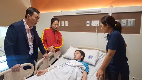 Xot xa trung ve doi tuyen Viet Nam nhap vien ngay sau khi gianh HCV