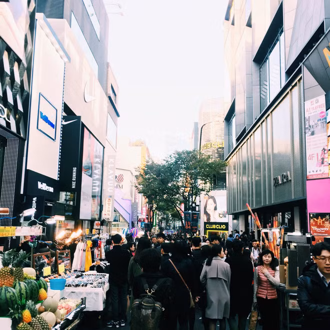 Đi chơi nhiều rồi cũng tới lúc đói bụng và khu chợ Myeong Dong là địa điểm cung cấp cho bạn thực phẩm và tha hồ sống ảo với những món ăn đậm chất Hàn Quốc. Ảnh: Kien Hoang