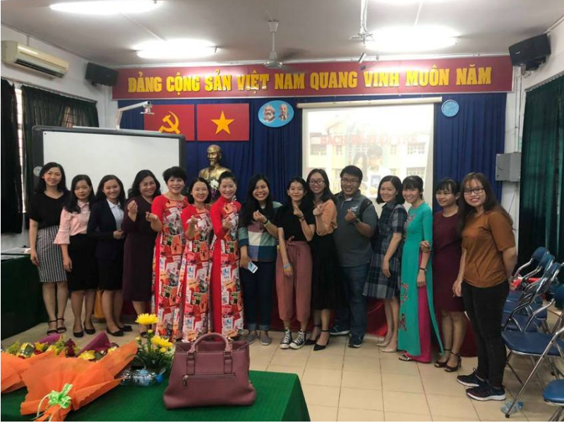 Tập thể giáo viên trường THPT Lê Thánh Tôn chụp ảnh kỉ niệm với bộ đồng phục là tà áo dài khá lạ.