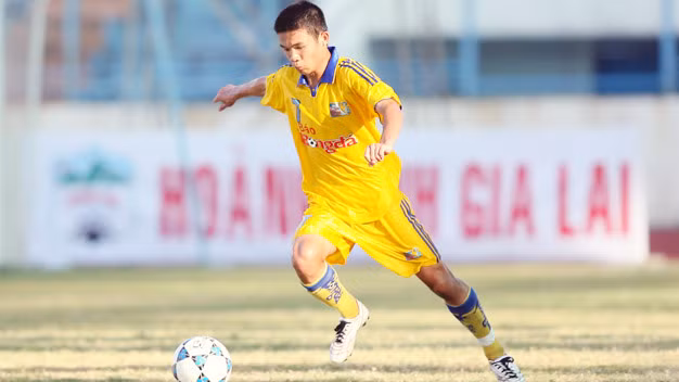 Ngô Hoàng Thịnh là đội trưởng giúp U17 SLNA đăng quang 2 năm liên tiếp (2008 và 2009). Hoàng Thịnh trở thành thành viên của SLNA cũng như ĐTVN.