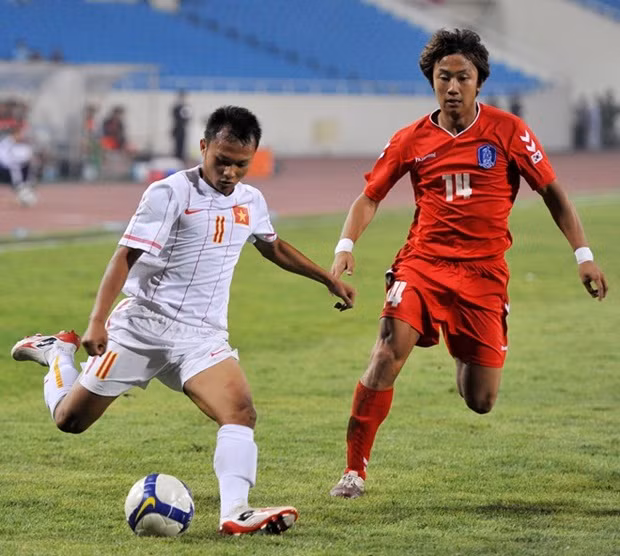 Bước ra từ giải U17 năm 2005, Trọng Hoàng được đôn lên đá đội 1 SLNA. Năm 2009, anh giành giải cầu thủ trẻ xuất sắc nhất và quả bóng bạc năm 2011. Chuyển sang B.Bình Dương, anh tiếp tục thể hiện đẳng cấp của mình và hiện Hoàng “bò” là trụ cột tại B.Bình Dương cũng như ĐTVN.