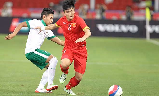 Mặc dù chơi ở vị trí trung vệ, nhưng Mạnh Hùng lại sở hữu chân sút phạt rất đa dạng. Anh trở nên nổi tiếng với cái tên Hùng Xà Ngang và từ rất lâu, bóng đá Việt Nam mới lại nổi lên một chân sút phạt mẫu mực đến vậy.