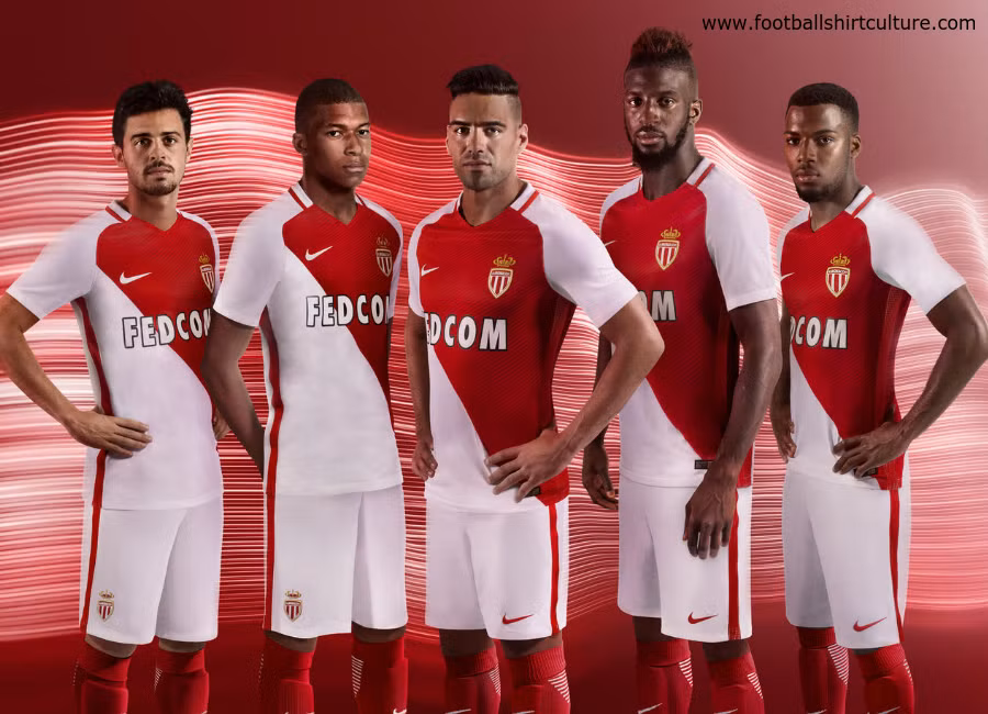 Monaco giữ cả Mbappe lẫn Lemar: AS Monaco vừa chính thức công bố áo đấu sân nhà mùa mới. Áo đấu vẫn theo thiết kế chủ đạo hai màu truyền thống đỏ-trắng, do hãng trang phục thể thao nổi tiếng của Mỹ Nike thiết kế. Điều đáng chú ý là Kylian Mbappe, gương mặt hot nhất thị trường chuyển nhượng mùa Hè 2017 đã xuất hiện trong poster bên cạnh một cầu thủ khác “hot” không kém là Lemar. Ảnh: Goal
