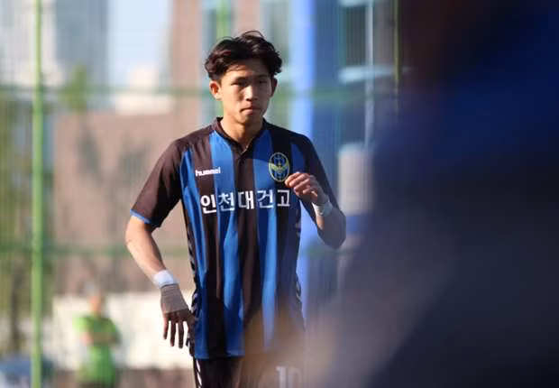 Bayern chiêu mộ thành công “Robben Hàn Quốc”: Cầu thủ Wooyeong Jeong mới chuẩn bị bước sang tuổi 18 nên anh sẽ chính thức gia nhập đội chủ sân Allianz Arena khi kỳ chuyển nhượng mùa đông mở cửa vào ngày 1/1 năm 2018 và ký hợp đồng đến ngày 30/6 năm 2022. Chi tiết thương vụ này không được tiết lộ nhưng một số nguồn tin chuyển nhượng bóng đá ở Đức cho biết Bayern sẽ chỉ mất khoảng 700 nghìn euro phí đào tạo cho Incheon United. Ảnh: Asia Football