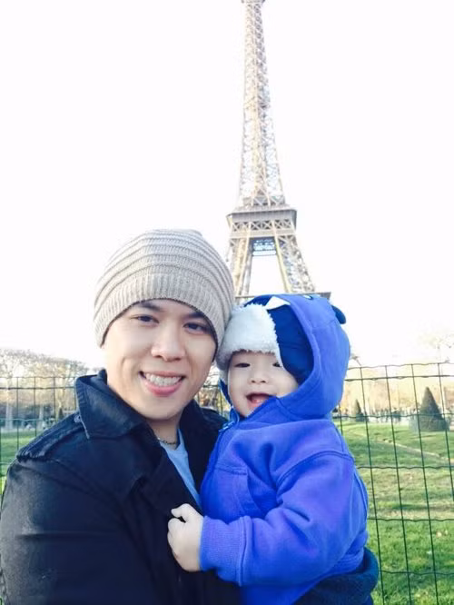 Diễm Hương chia sẻ: "Không chỉ vui chơi cùng con, ông xã có thể thay tôi làm gần hết mọi việc liên quan đến chuyện chăm trẻ nhỏ như tắm cho con, ru con ngủ, cho con ăn bột hay nửa đêm thức dậy thay tã, cho con ti bình khi vợ mệt mỏi..."