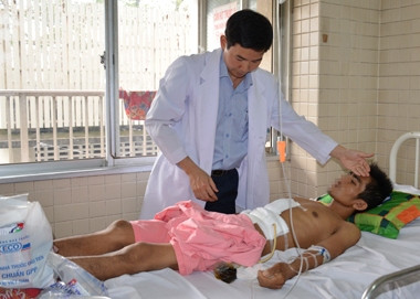 Anh Dĩnh đang được điều trị sau ca mổ