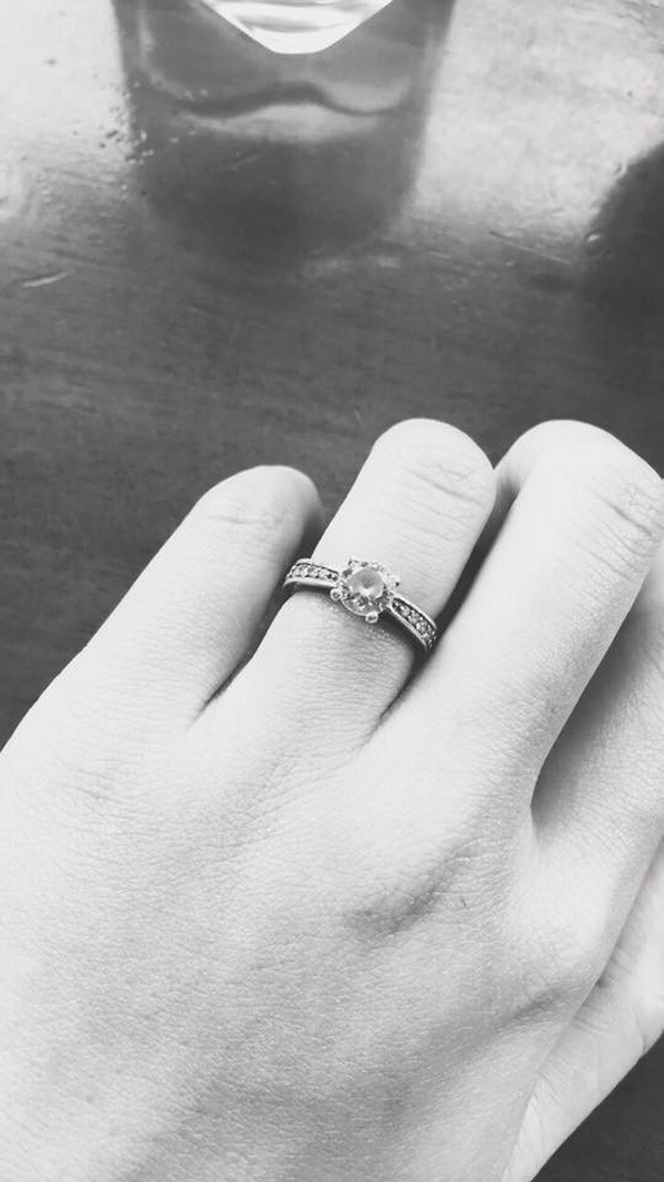 Đây là chiếc nhẫn mà cô bạn có nickname Hứa Mai Phương được người yêu cũ tặng và được cô bạn đeo trên tay dù hai người đã chấm dứt những ngày tháng tươi đẹp của mình.