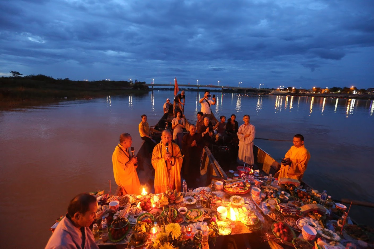 Một buổi cầu siêu trên sông Thạch Hãn được những tấm lòng hướng về các liệt sỹ thực hiện với phương châm: "Triệu triệu trái tim hướng về Quảng Trị, mỗi nén hương một tấm lòng".