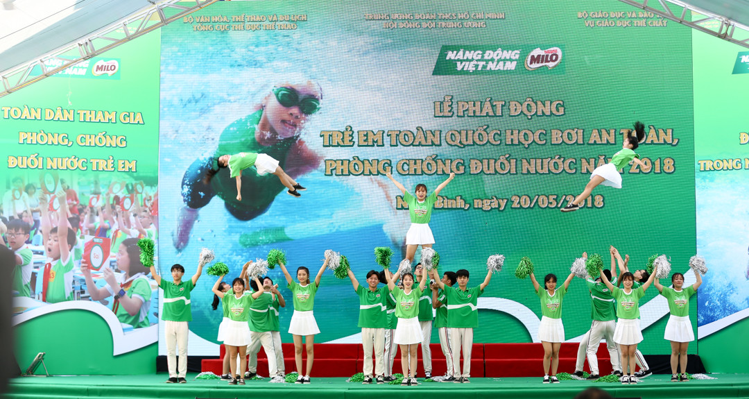 Vậy các bạn trẻ, đặc biệt là trẻ nhỏ đã trang bị cho mình những kiến thức cơ bản gì về việc phòng, chống đuối nước. Đầu tiên, mọi người cần phải nhận thức rằng đuối nước là nguyên nhân hàng đầu gây tử vong nhiều nhất cho trẻ em và vị thành niên tại Việt Nam. Nguyên nhân trẻ em tử vong do đuối nước là tình trạng các em không biết bơi, thiếu kỹ năng, kiến thức phòng tránh tai nạn đuối nước. Ảnh: Nam Nguyễn.