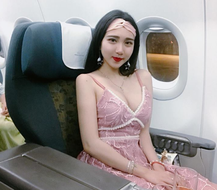 Nhan sắc và cuộc sống giàu sang của nữ sinh này khiến không ít người phải ghen tị.