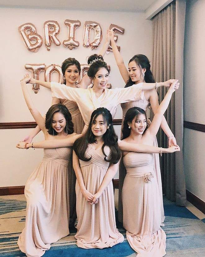 Nhóm bạn gái đẹp như nữ thần cũng theo trào lưu chụp ảnh mới này.