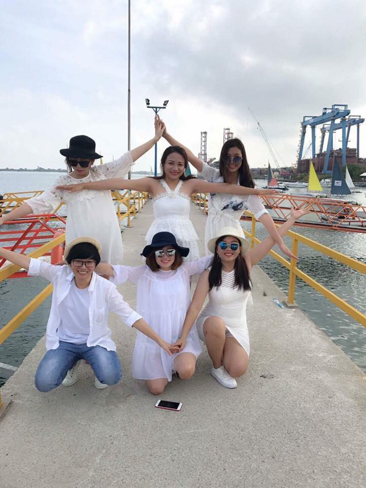 Bắt kịp xu thế những cô gái đang đi du lịch tranh thủ chụp theo trào lưu sao 6 cánh và chia sẻ trên MXH.