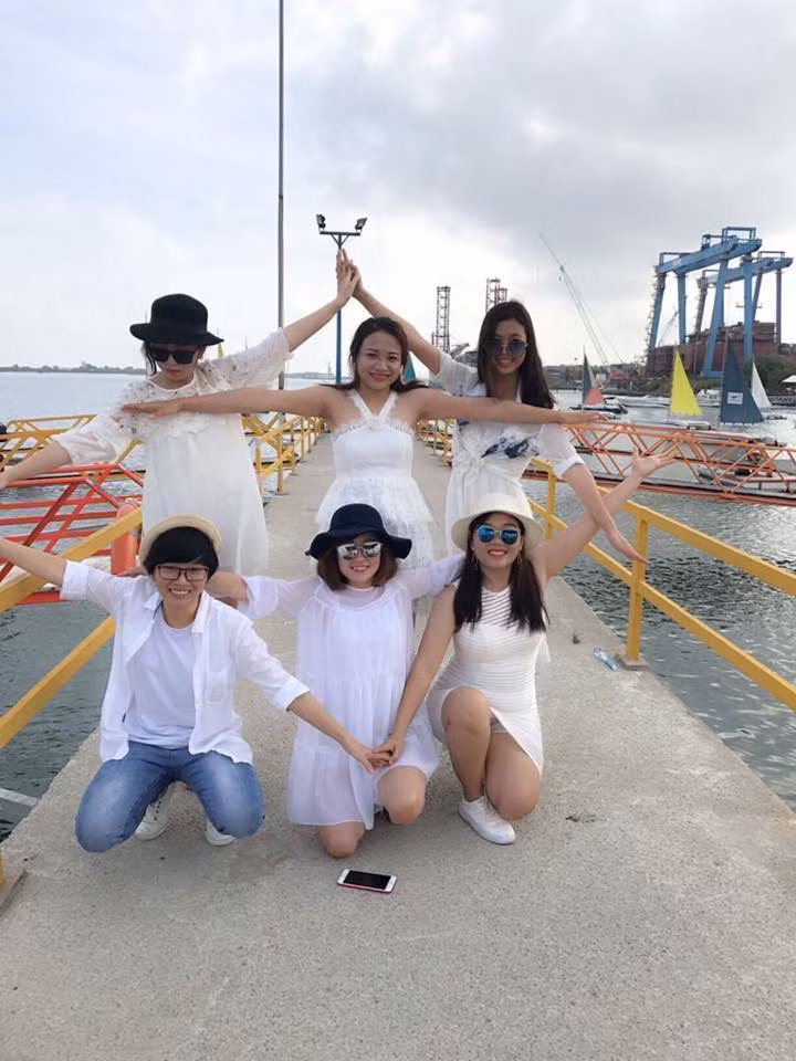 Bắt kịp xu thế những cô gái đang đi du lịch tranh thủ chụp theo trào lưu sao 6 cánh và chia sẻ trên MXH.