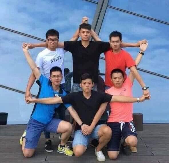 Nhiều bạn trẻ đã cùng tag bạn bè vào để lập nhóm chụp ảnh theo trào lưu mới MXH này.