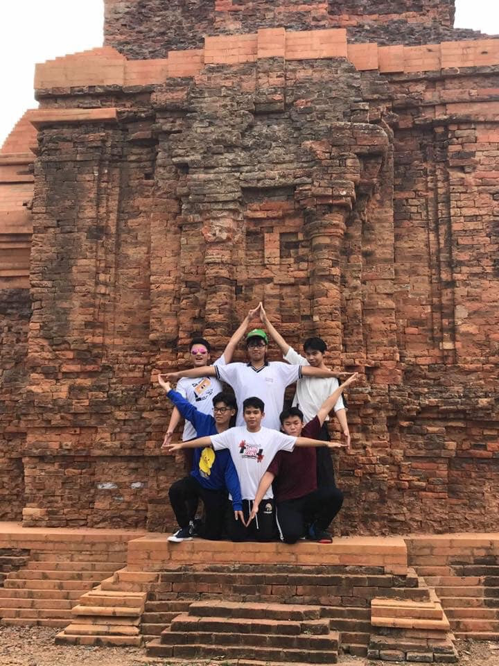 Để tăng tinh thần đoàn kết và sự gắn bó trong hội bạn, nhiều người, đặc biệt là giới học sinh, sinh viên, hào hứng rủ bạn bè thực hiện kiểu ảnh này.