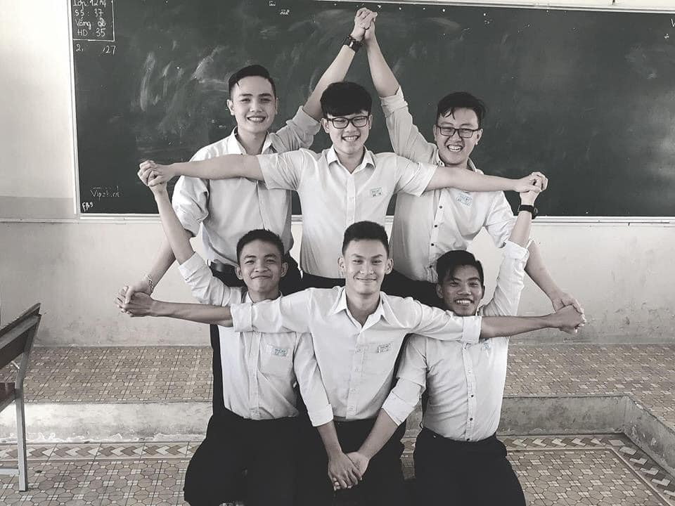 Mới đây, trên nhiều diễn đàn xuất hiện loạt ảnh các nhóm bạn từ 6 người trở lên đan tay vào nhau tạo thành hình ngôi sao.