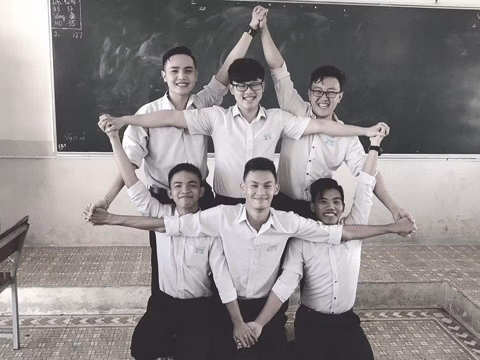 Mới đây, trên nhiều diễn đàn xuất hiện loạt ảnh các nhóm bạn từ 6 người trở lên đan tay vào nhau tạo thành hình ngôi sao.