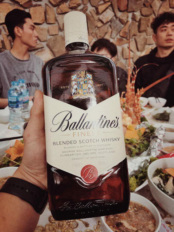 Theo tiết lộ từ người đăng tải hình ảnh, số vàng trên cổ và tay cô dâu mới chỉ là anh em, bạn bè trao tặng.