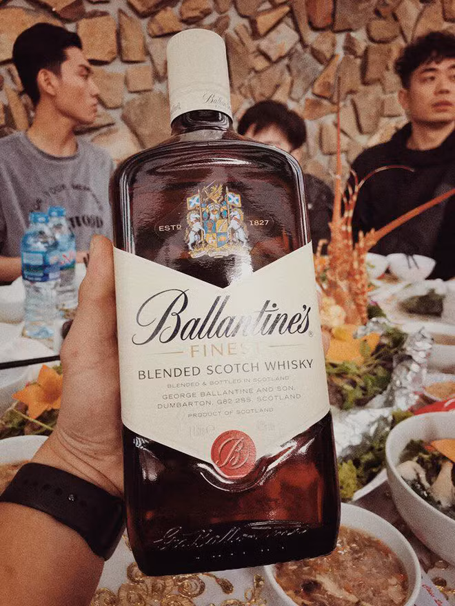 Theo tiết lộ từ người đăng tải hình ảnh, số vàng trên cổ và tay cô dâu mới chỉ là anh em, bạn bè trao tặng.