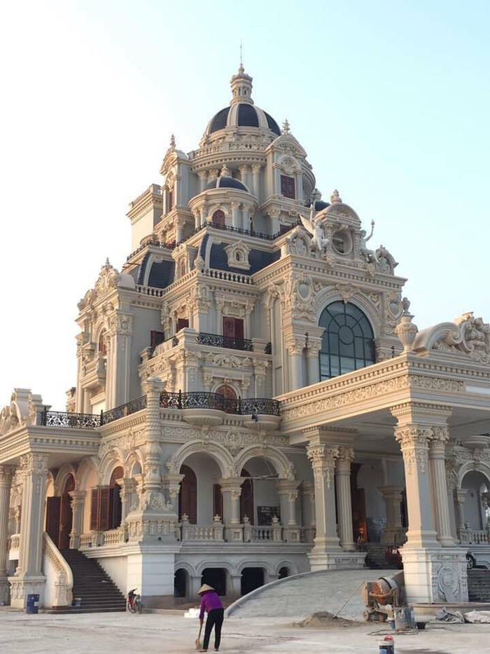 Nhà trai đang sinh sống tại một căn nhà hai tầng được làm một phần từ gỗ còn nhà cô dâu tại huyện Trực Ninh hiện đang hoàn thành tòa lâu đài 7 tầng. Ngôi nhà được ví như cung điện nguy nga, tráng lệ.