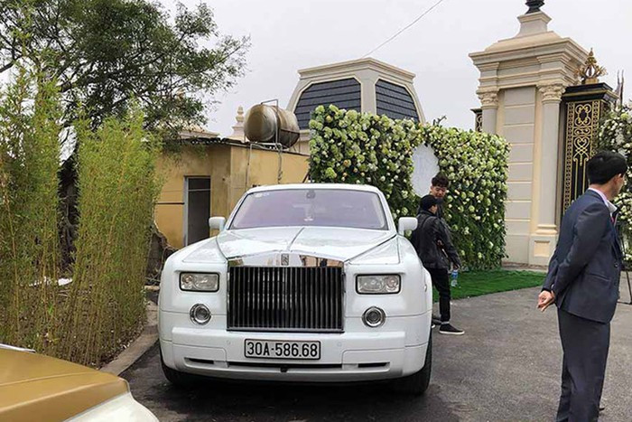 Bên cạnh đó, nhiều thông tin cho rằng, gia đình chú rể giàu có nổi tiếng ở Hải Hậu khi làm nghề đóng tàu biển và vận chuyển hàng hóa bằng tàu biển.