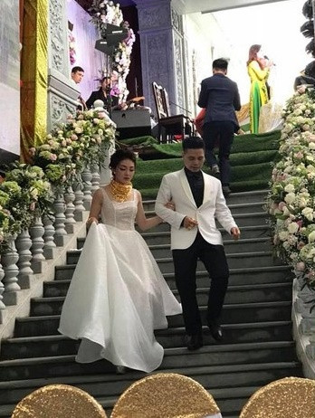 Cô dâu, chú rể bước xuống từ ngôi nhà đẹp chẳng kém gì cung điện của mình.