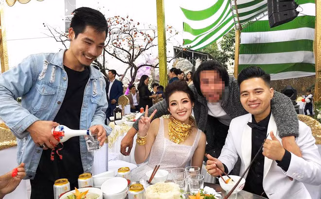 Thời gian qua trên MXH đăng tải không ít những hình ảnh ghi lại khoảnh khắc các cô dâu "vàng đeo gẫy cổ" trong các đám cưới được tổ chức linh đình.