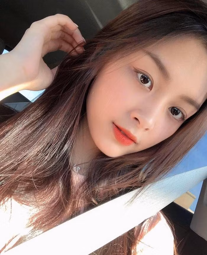 Mỗi bức ảnh mà hot girl áo dài đăng tải vẫn luôn nhận về hàng nghìn lượt thích và hàng trăm lượt bình luận của cư dân mạng.