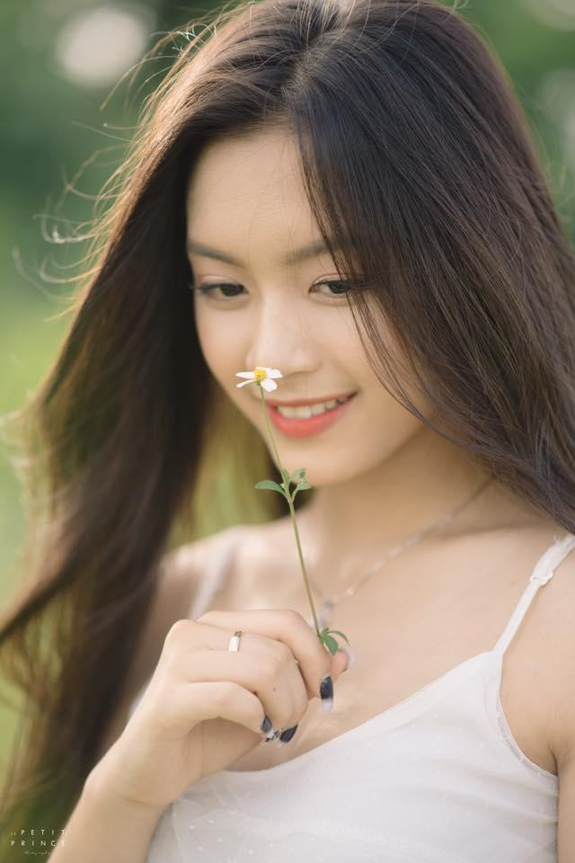 Sau 2 năm du học, dường như sự trưởng thành cùng những trải nghiệm ở trời Tây đã khiến phong cách và vẻ đẹp của Nguyễn Tố Anh thêm phần mặn mà, sắc sảo và quyến rũ hơn.