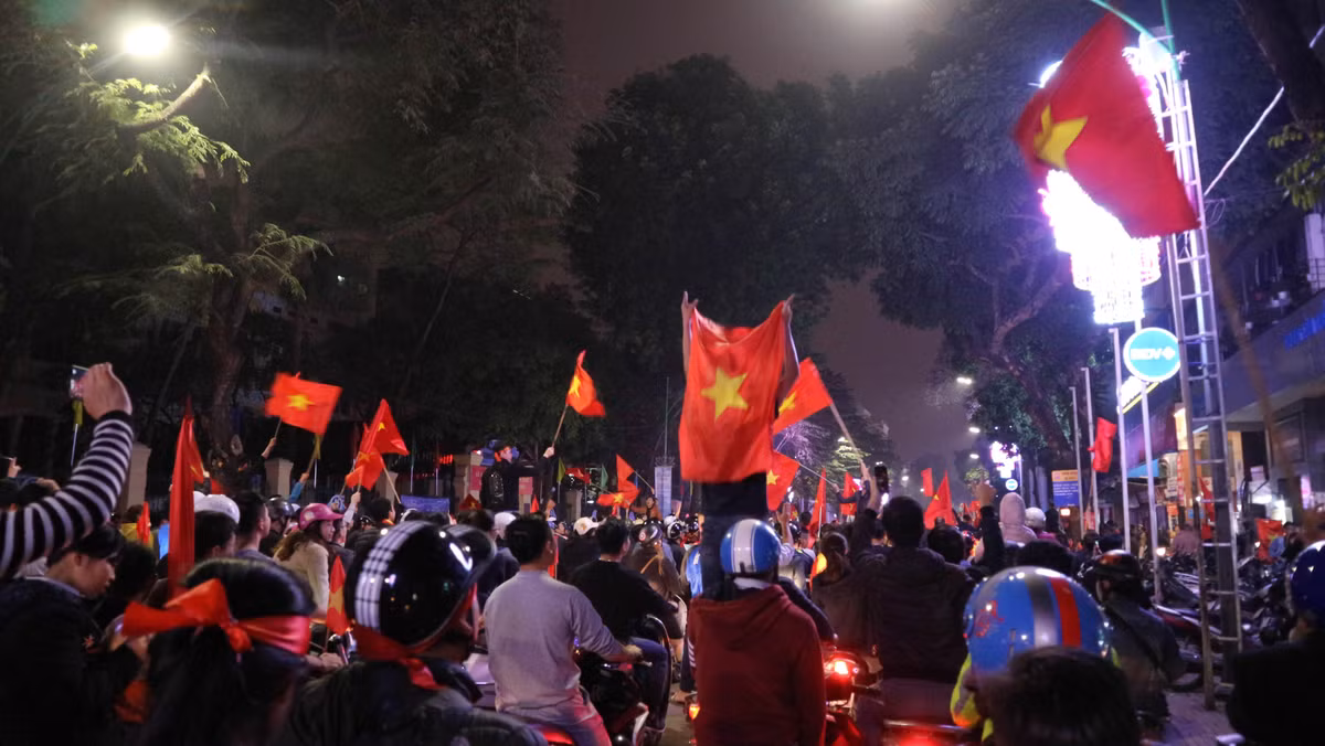 Trên phố Hàng Bài đường dẫn vào khu phố đi bộ Hồ Gươm, dòng người chen chúc nhau với những lá Quốc kì khiến nhiều người nhớ lại những kí ức của AFF 2008 khi ĐT Việt Nam lần đầu tiên lên ngôi vô địch tại giải đấu khu vực ĐNÁ.