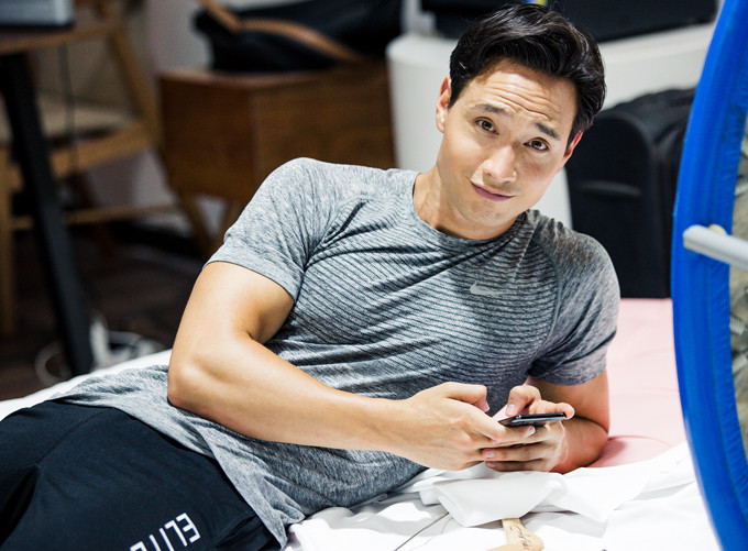 "Nam thần của màn ảnh Việt' khuyên mọi người nên ăn uống lành mạnh, tích cực tập luyện để sống khỏe mỗi ngày.