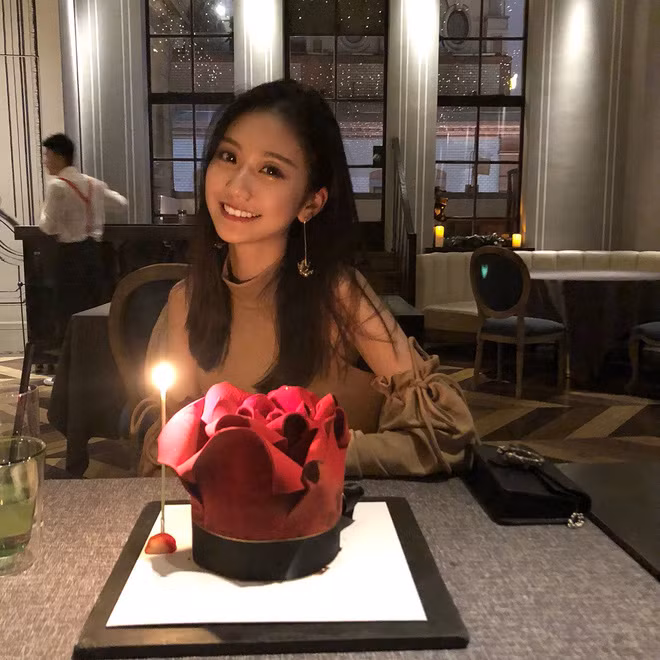 Nhan sắc và body chuẩn giúp cho nữ sinh 9X này có thể thích hợp với mọi phong cách mà mình muốn hóa thân, từ nữ tính nhẹ nhàng đến cool ngầu hay quyến rũ.