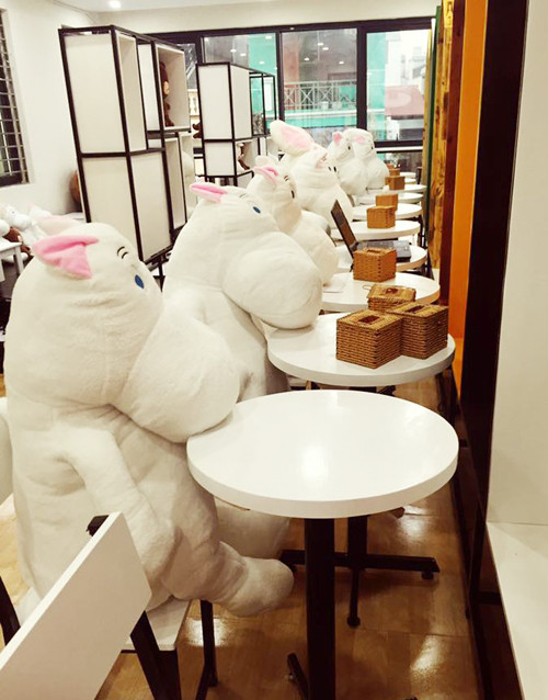 Quán cafe được nhắc đến phía trên có tên là Alone Coffee nằm ở một vị trí cực đắc địa tại Hà Nội. Mùa Giáng Sinh này, nhiều dân FA đã truyền tay nhau địa chỉ này để có những giây phút ý nghĩa.