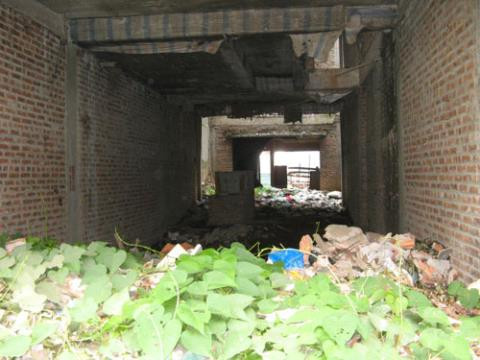 Có người cho biết, đã ở đây được 5 -7 năm như vậy mà chả thấy chủ nhà nào đến hỏi, nên họ vẫn cứ ở hoặc kinh doanh.