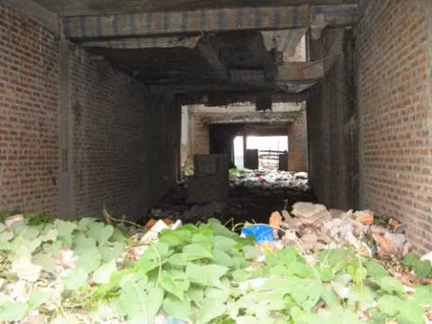 Có người cho biết, đã ở đây được 5 -7 năm như vậy mà chả thấy chủ nhà nào đến hỏi, nên họ vẫn cứ ở hoặc kinh doanh.