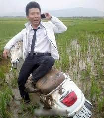 Trước đó, một chàng trai áo quần bảnh bao cũng rơi vào tình trạng dở khóc, dở cười khi quá tay đánh lái và đưa cả người lẫn xe đều xuống ruộng.