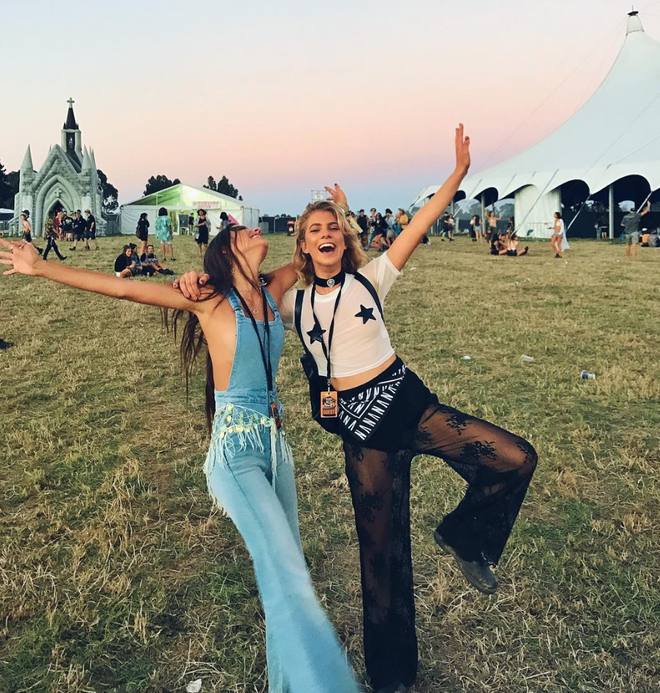 Ngắm cuộc sống của cặp song sinh đến từ Úc, nhiều người nhận xét rằng: "Chỉ cần bạn đẹp thôi, bạn đã có cuộc sống dễ dàng hơn bao người. Nếu bạn đã đẹp mà còn giỏi, có gu nữa thì làm giàu hay nổi tiếng là chuyện không hề khó khăn."