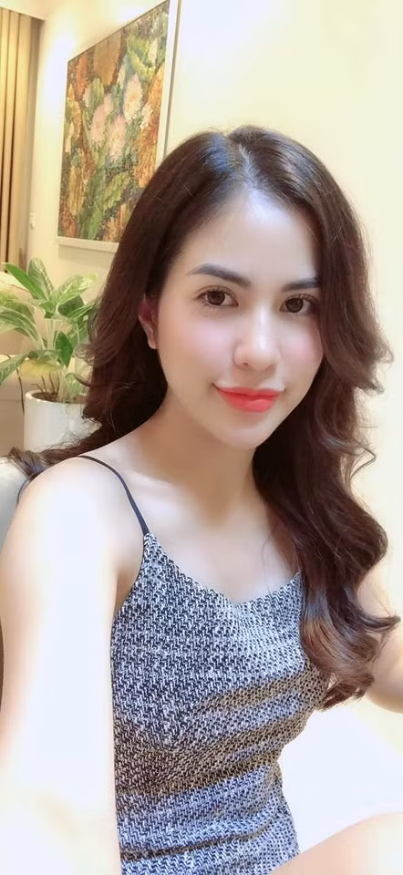 Bỏ qua những thông tin liên quan tới vụ việc ly hôn của diễn viên Việt Anh và vợ thứ hai, nhiều người lại chú ý tới nhan sắc của Hương Trần.