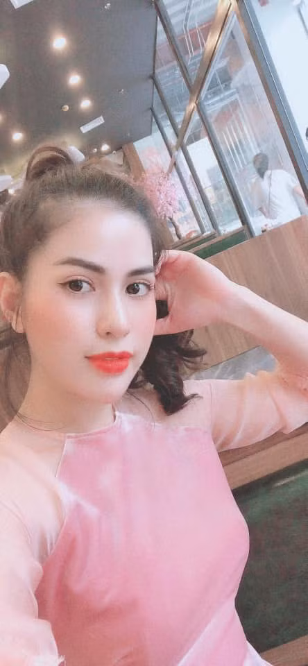 Hương Trần kinh doanh mỹ phẩm online trước khi kết hôn với Việt Anh. Sau khi về làm vợ, hot girl 8X vẫn duy trì công việc kinh doanh cũng như hỗ trợ chồng trong sự nghiệp.