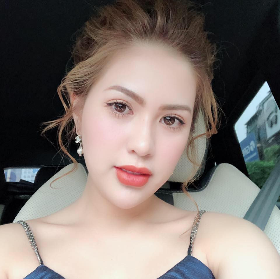 Ngoài việc thường xuyên khoe ảnh ngày càng xinh đẹp mặn mà dù đã qua một lần sinh nở, Hương Trần còn hé lộ cuộc sống như "bà hoàng" với nhà đẹp xế hộp sang trọng.