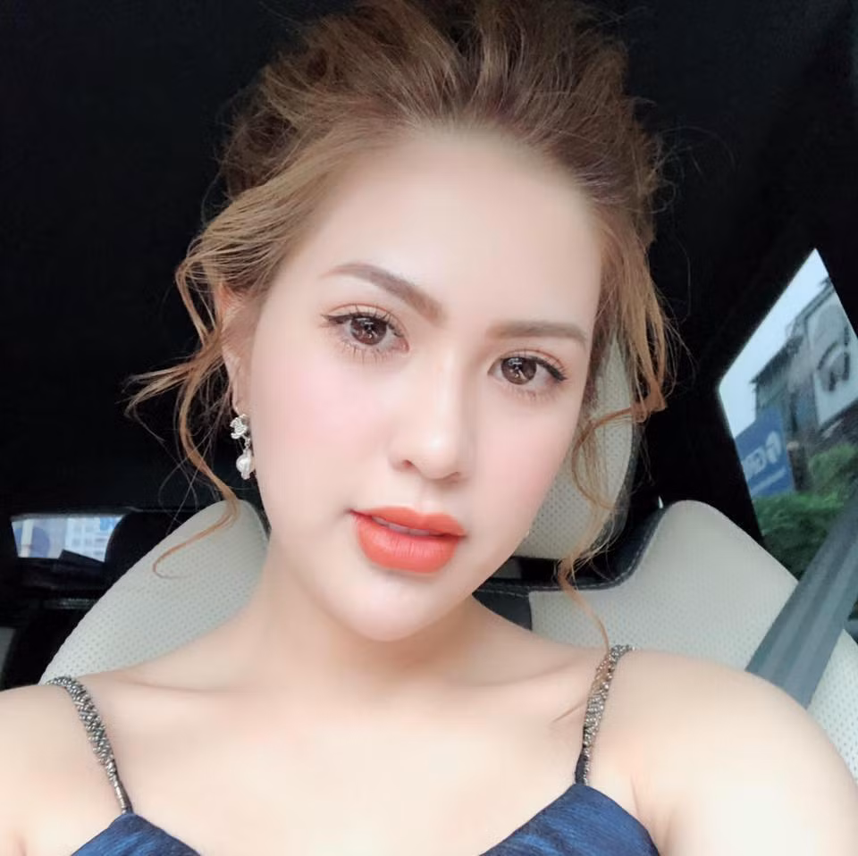 Ngoài việc thường xuyên khoe ảnh ngày càng xinh đẹp mặn mà dù đã qua một lần sinh nở, Hương Trần còn hé lộ cuộc sống như "bà hoàng" với nhà đẹp xế hộp sang trọng.