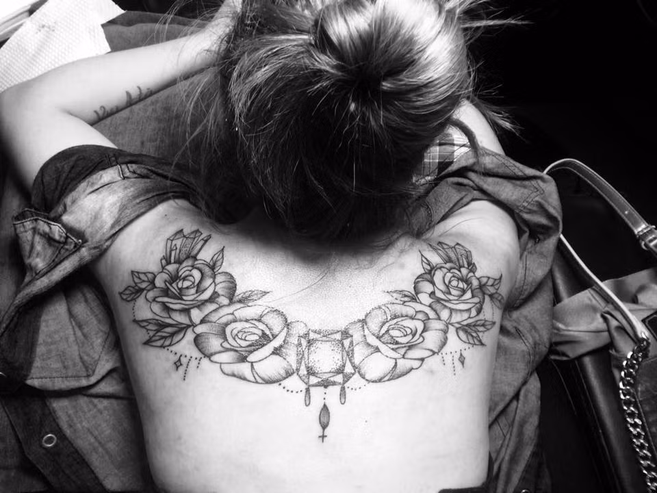 Những mẫu xăm hoa lá đẹp được rất nhiều chị em lựa chọn bởi chúng nhẹ nhàng, quyến rũ nhưng lại có độ "ngầu" nhất định cho người sở hữu.