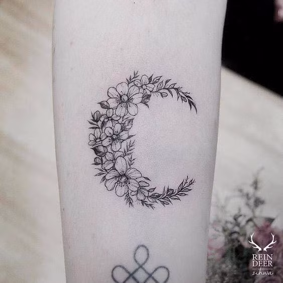 Với kiểu xăm hoa lá, các thợ xăm phải rất tỉ mỉ để cho ra hình thù tác phẩm của mình.